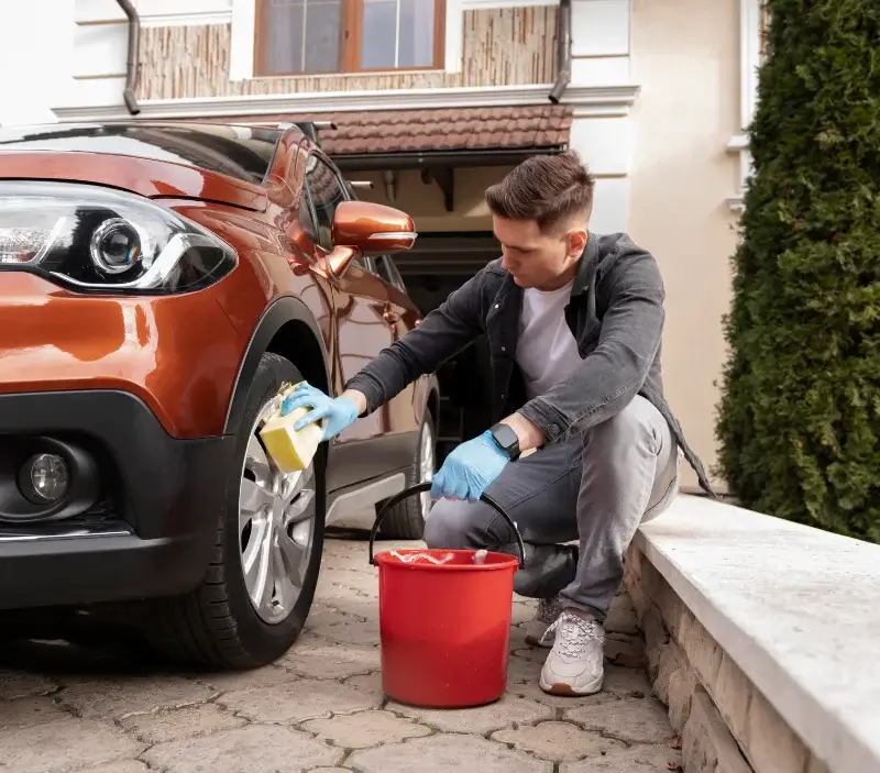 Lavage auto à domicile Fontcouverte-la-Toussuire : professionnel intervenant sur un véhicule